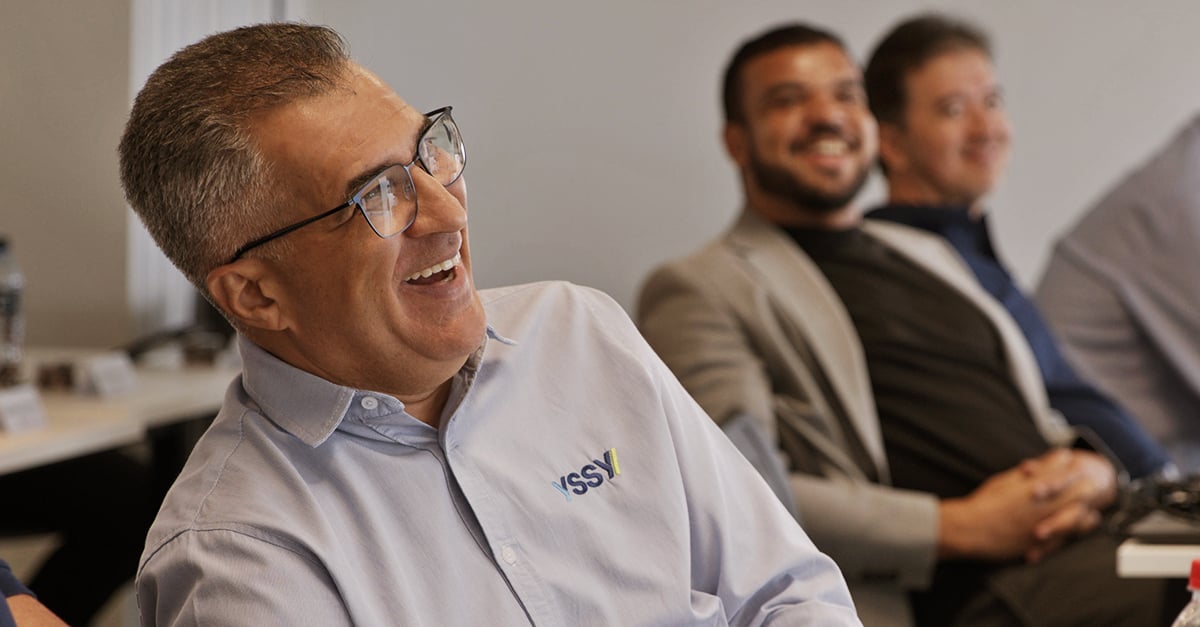 executivo comercial da yssy participando de palestra sobre vendas consultivas para ti