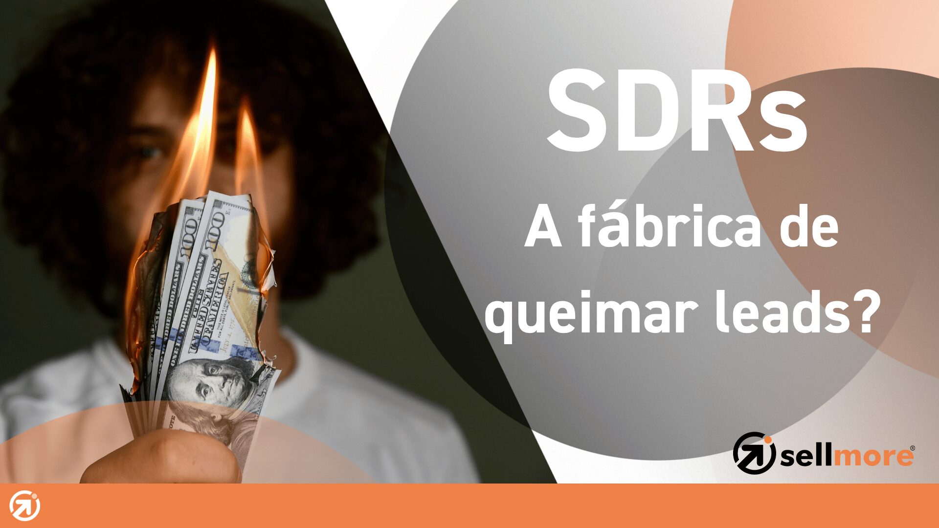 Modelo de SDR: imagem conceitual de um executivo em ambiente corporativo queimando uma nota de dólar com um isqueiro, simbolizando o desperdício de recursos em vendas B2B.