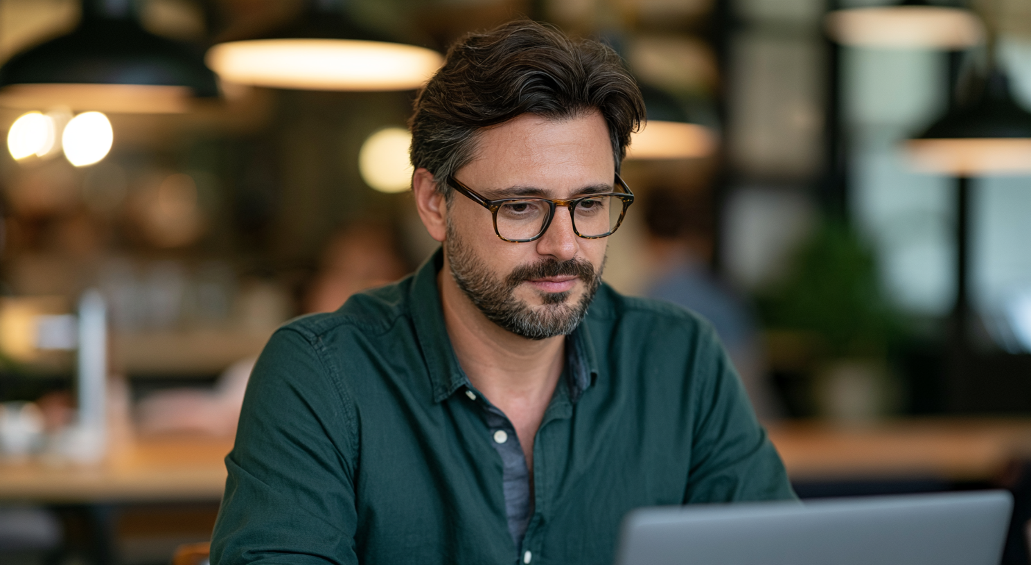 como escolher treinamento de vendas consultivas - diretor comercial avaliando propostas